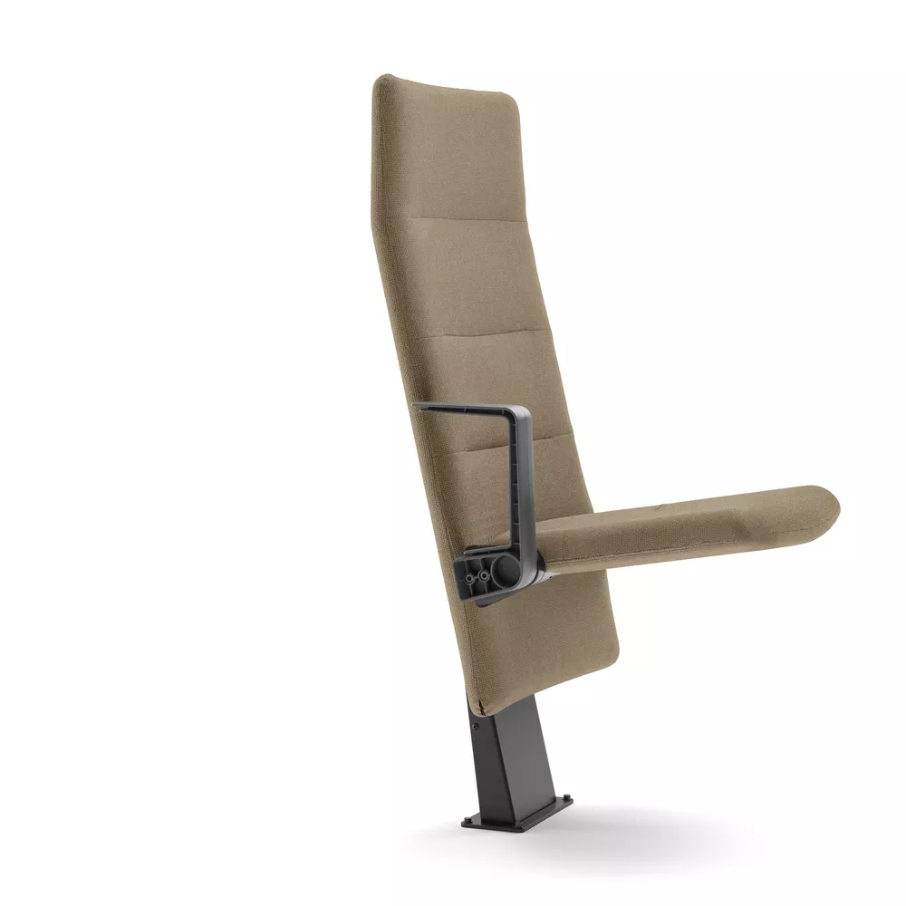 Arena auditoriestol med høy rygg armlen og nedslått sete fra Fora Form