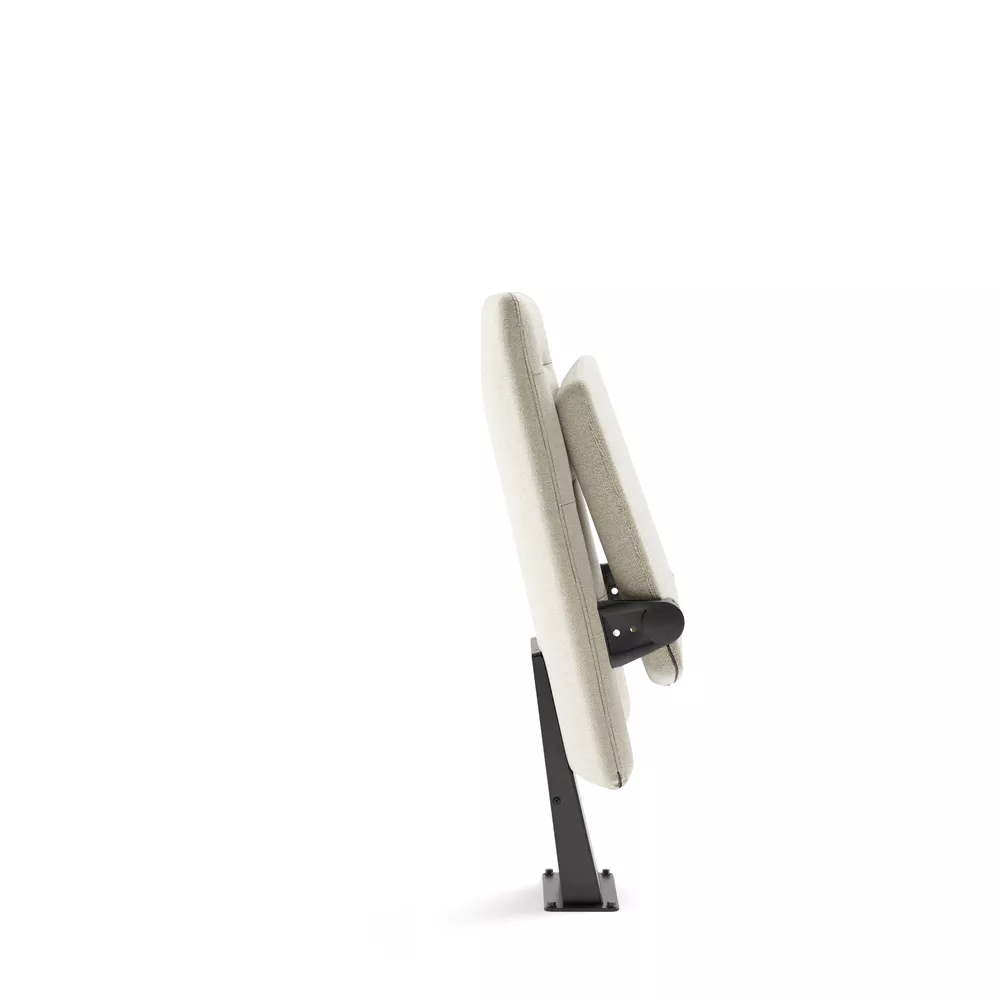 Arena auditoriestol med lav rygg og inntrinnfeste i silhuett fra Fora Form