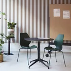 City stoler i mørk grønn utførelse sammen Kvart bord i sort Fora Form