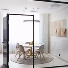 Con III stoler og Kvart bord i et lite møterom Fora Form