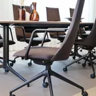 Fjell 4er kryss og Kvart bord i møterommet hos Fora Form