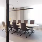 Fjell stoler med 4er kryss og Kvart eikebord hos Fora Form