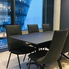 Fjell stol og Kvart bord med sort understell Fora Form