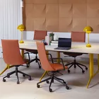 Fjell møteromsstol med armlen og Kvart bord fra Fora Form