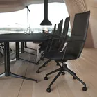 Fjell med 4er kryss og høy rygg sammen med et Kvart bord i et konferanserom fra Fora Form