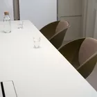 Kvart bord og Popcorn stoler fra Fora Form