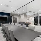 Kvart møtebord med Fjell stoler i bakgrunnen er Misto puffer og Con stoler fra Fora Form