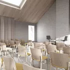 Atrium Wood stoler i hvitvasket eik i et allrom fra Fora Form