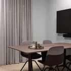 Con stoler og Kvart bord fra Fora Form Bull photo Niklas Hart 5