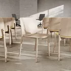 Et allrom med Atrium Wood stoler i hvitvasket eik fra Fora Form