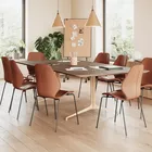 City stoler med cover i hud og Kvart bord med finer bordplate fra Fora Form