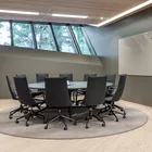 Et grupperom med Fjell stoler og et rundt Kvart møtebord Fora Form