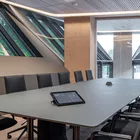 Et Konferanserom med Kvart bord og Fjell stoler Fora Form