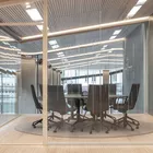 Et lite grupperom med kvart bord og Fjellstoler Fora Form