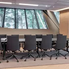 Et stort Kvart møtebord med Fjell stoler rundt Fora Form