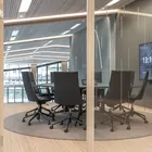 Fjell møteromsstoler og Kvart rundt møtebord i et møterom Fora Form