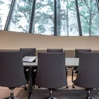 Fjell stoler rundt et Kvart møtebord Fora Form