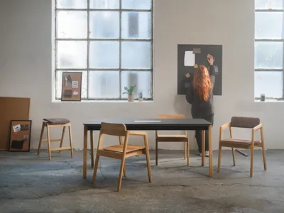 Knekk Wood table with senterpiece and Knekk chairs from Fora Form