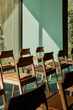 Fora Form conference room with Knekk chairs