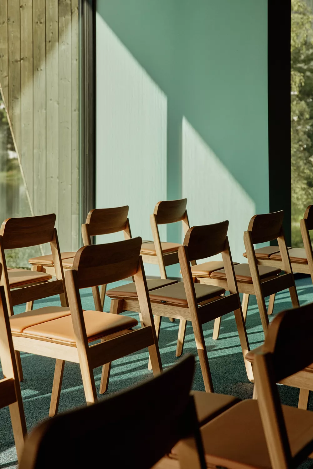 Fora Form conference room with Knekk chairs
