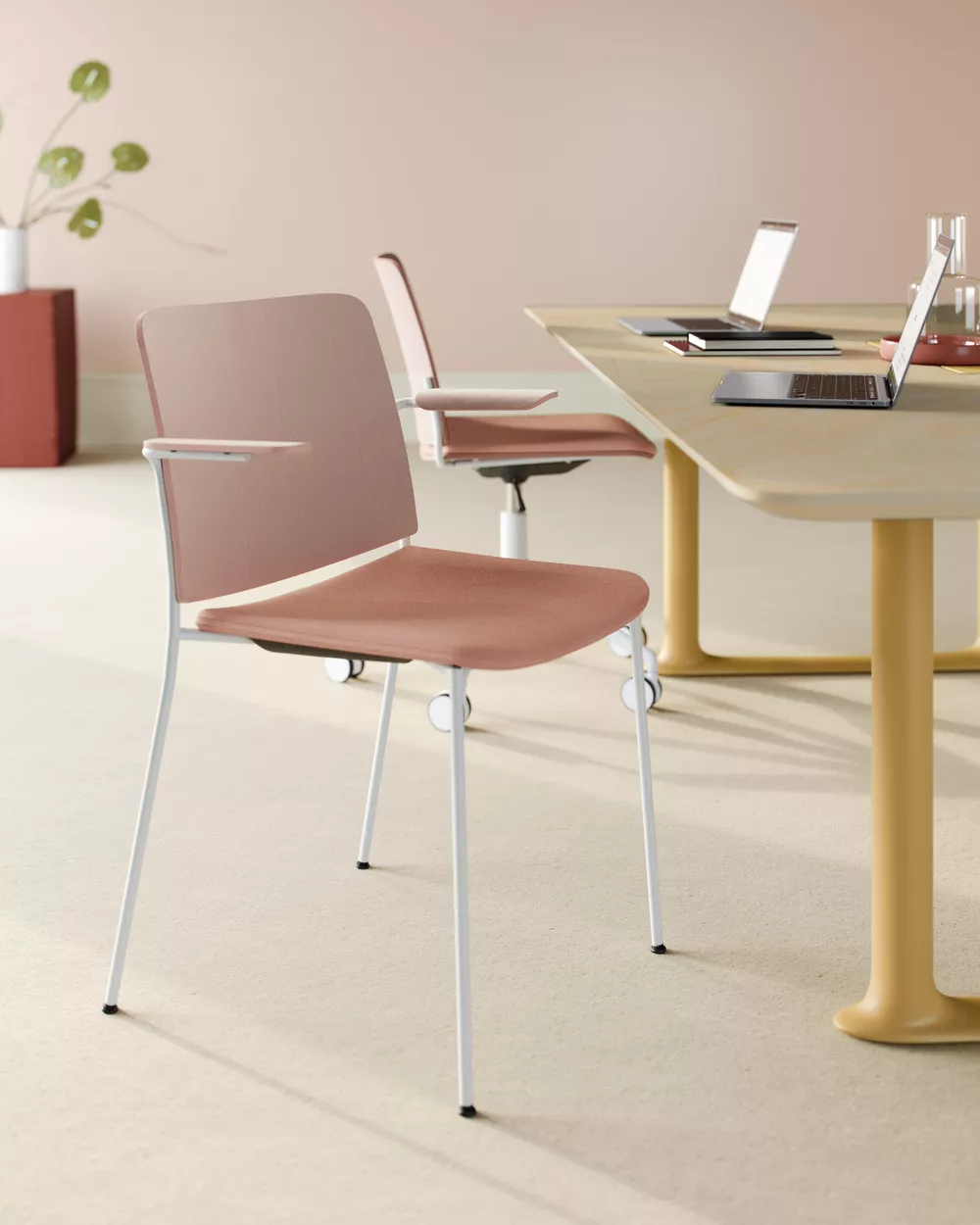 Atrium focus in blended pink Roma table Fora Form