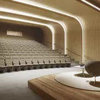 Arena auditorium med høy rygg og setet nede