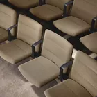 Arena stol med medium rygg i et buet auditorium fra Fora Form