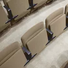 Arena auditorium stol er smal og tar liten plass Fora Form