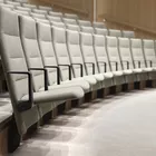 Arena stol med høy rygg og armlen i em buet auditoriesal Fora Form