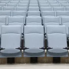 Arena stol med medium rygg i et auditoriesal Fora Form