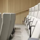 Arena auditoriumstol med armlen har god plass mellom radene Fora Form