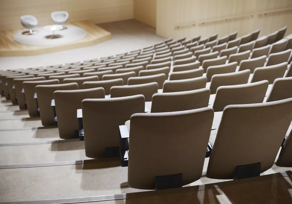 Arena auditorium stol med lav rygg i et auditorium Fora Form