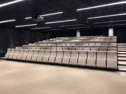 Auditorium hos Powerhouse Brattørkaia med Audio stol høy rygg og lite avlastningsbord Foto Jan Tore Herfjord