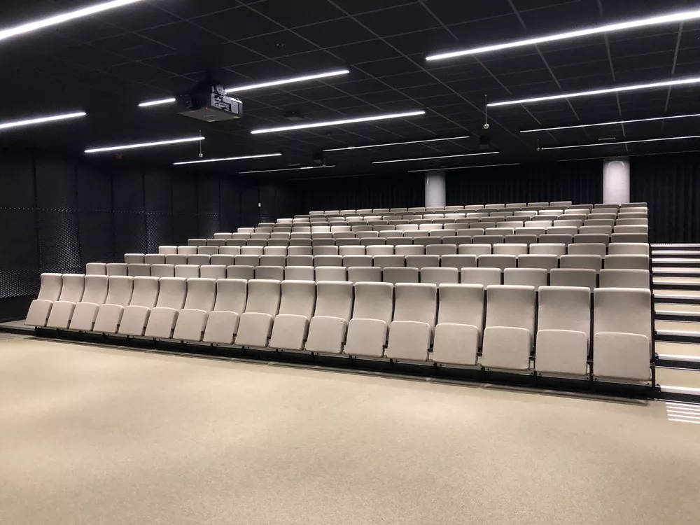 Auditorium hos Powerhouse Brattørkaia med Audio stol høy rygg og lite avlastningsbord Foto Jan Tore Herfjord