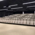 Auditorium hos Powerhouse Brattørkaia med Audio stol høy rygg og lite avlastningsbord Foto Jan Tore Herfjord
