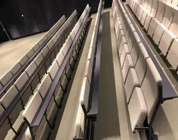 Auditorium hos Powerhouse Brattørkaia med Audio stol høy rygg og lite avlastningsbord Foto Jan Tore Herfjord