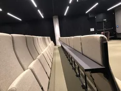 Auditorium hos Powerhouse Brattørkaia med Audio stol høy rygg og lite avlastningsbord Foto Jan Tore Herfjord