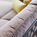 Kove gridd og ryggpute til en sofa i showrommet til Fora Form