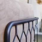 Kove gridd på en sofa i showrommet til Fora Form