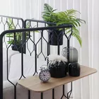 Kove modulsofa med høy gridd påmontert bord og blomsterkrukker Fora Form