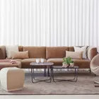 Kove sofa med lav gridd Misto puffer Planet stol og Root bord Fora Form