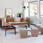 Senso hjørnesofa med lav rygg Camp bord og Misto Puffer Fora Form