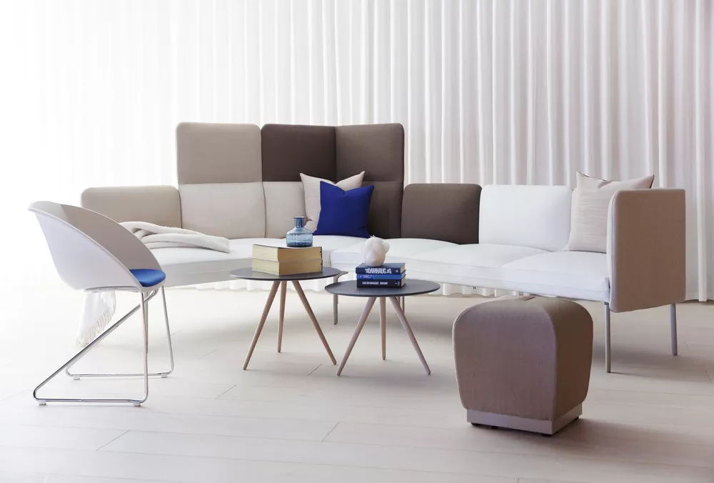 Senso modulsofa sammen med Popcorn stol Misto puffer og Cup bord Fora Form
