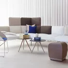 Senso modulsofa sammen med Popcorn stol Misto puffer og Cup bord Fora Form