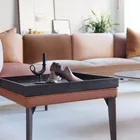 Senso sofa med påmontert bord i eik og eik understell Fora Form