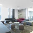 En sittegruppe med Up sofa Cup bord og Misto puffer