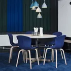 Pond stoler med cover sammen med myk bord hos Fora Form