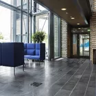 Senso sofa med høy rygg i en aula Fora Form