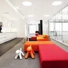 Up sofa i en ventesone Fora Form II