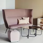 Tind 1500 H sofa sammen med Misto puff og Root bord Fora Form